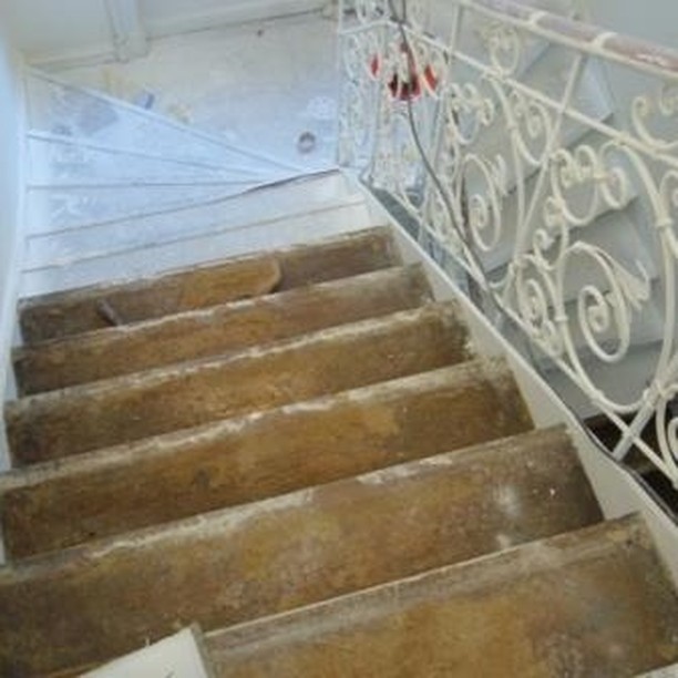 Stark verschmutzte Holztreppe vor der Bearbeitung